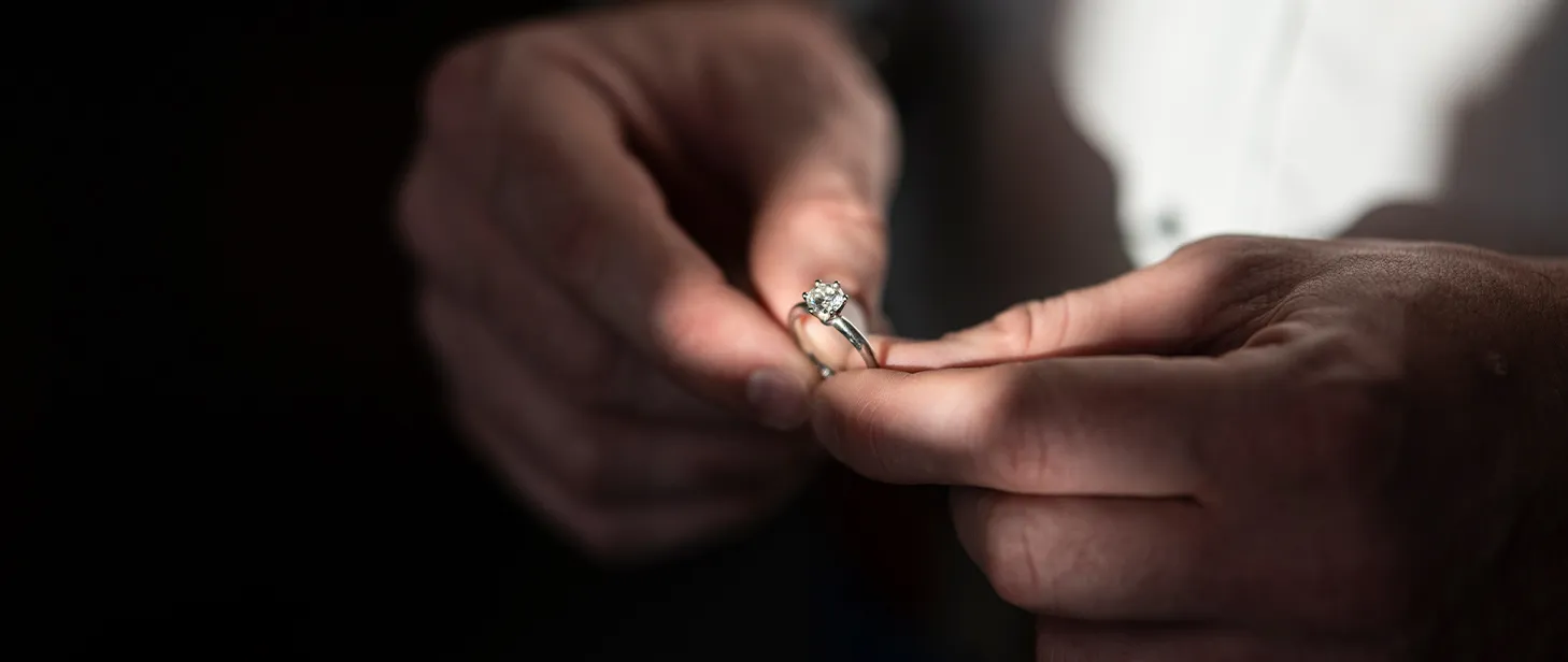 Hand hält einen glänzenden Diamantring – Detailaufnahme eines Schmuckstücks in Nahaufnahme