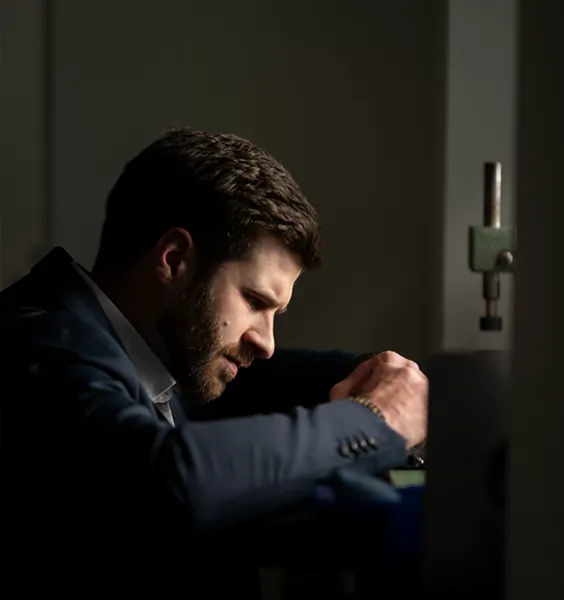 Sebastian Illmaier prüft ein Uhrwerk – konzentrierte Handarbeit in der Meisterwerkstatt