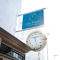Firmenschild und Uhr des Juweliers Zeit-Punkt an der Außenfassade in Wr. Neustadt